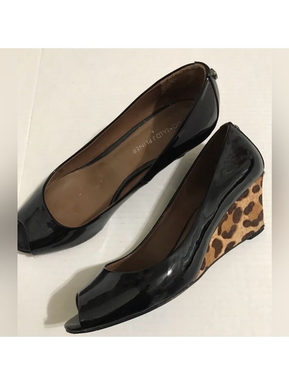 DONALD J PILNER PEEP TOE PATENT LEATHER W/LEOPARD PRINT ANIMAL HAIR WEDGE HEELS